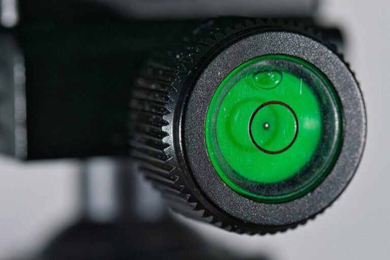 Poziomica laserowa, laser krzyżowy – działanie i zastosowanie