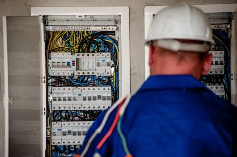 Jakie narzędzia dla elektryka?