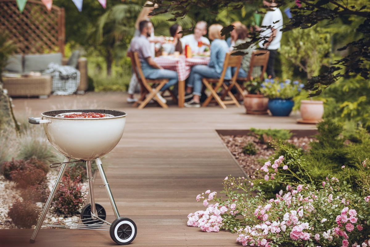 Mobilny grill ogrodowy w rodzinnej atmosferze