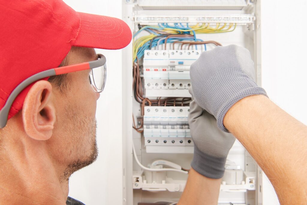 Można dołożyć bezpiecznik i połączyć go z istniejącą instalacją, żeby nie kuć ścian.