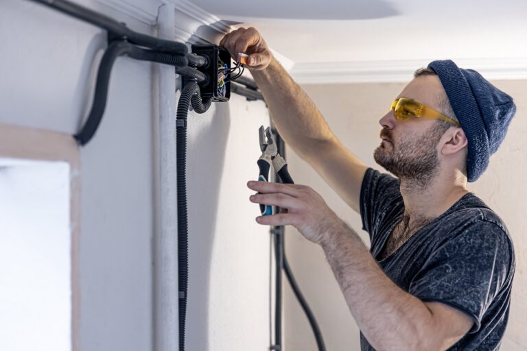 Jak wymienić instalację elektryczną bez kucia ścian?