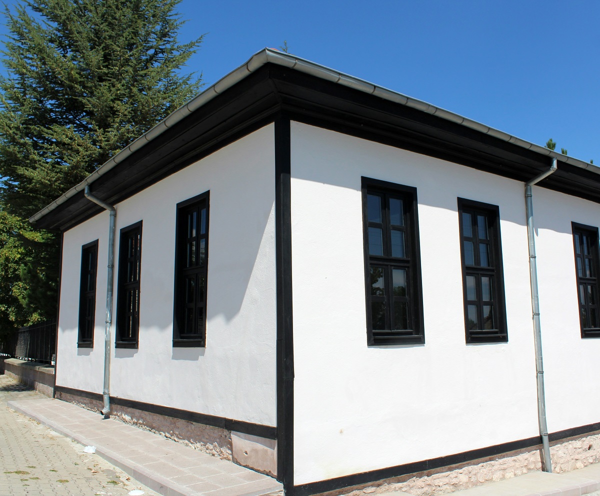 Biały aartament modułowy z czarnymi elementami